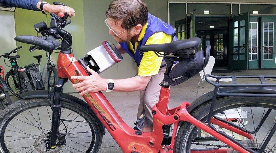 Codieren_ADFCAalen.jpg Ein Fahrrad wird codiert.