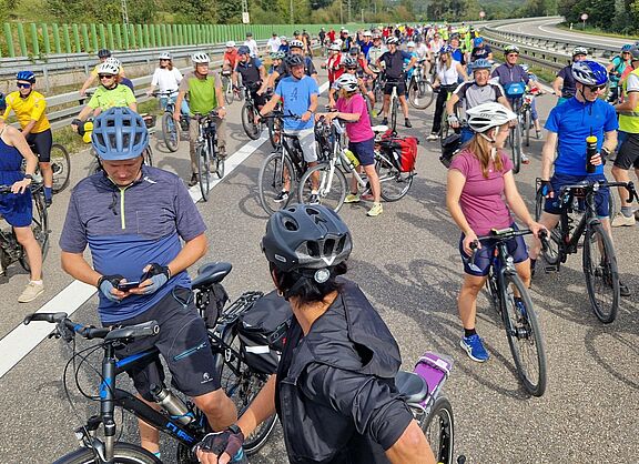 Fahrraddemo auf der Bundesstraße