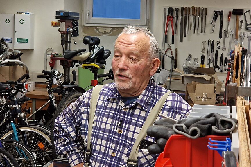 MartinNester_SGarreis.jpeg Martin Nester in der Fahrradwerkstatt