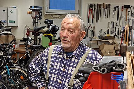 Martin Nester in der Fahrradwerkstatt