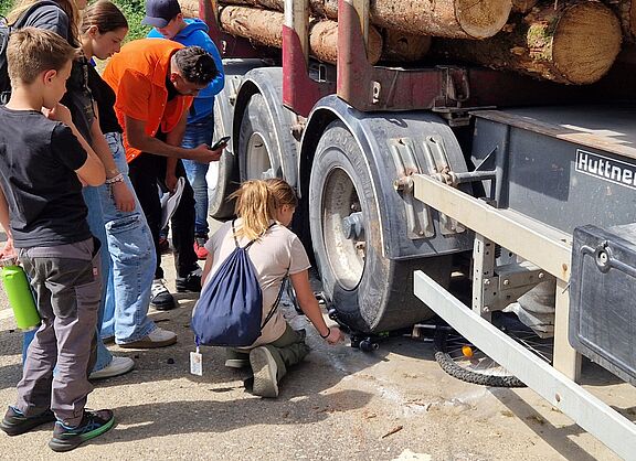 Toter Winkel - Fahrrad liegt zerbrochen unter einem Holzlaster