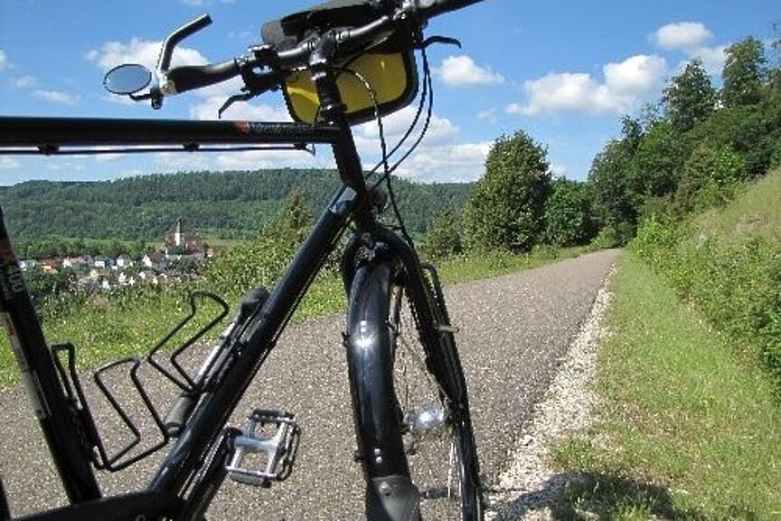 Fahrrad vor Landschaft_ADFC Aalen.jpeg So schön ist Radfahren