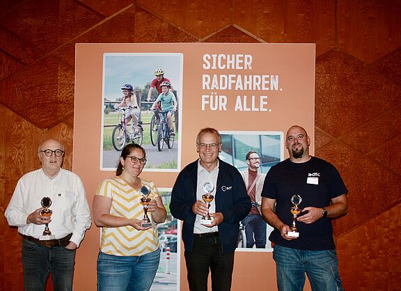 Ehrung auf der Landesversammlung, Pokalübergabe für Fahrradklimatest-Teilnahme 